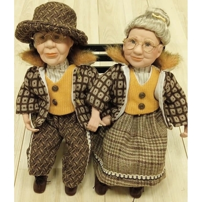 Porcelánové panenky set Bedřich dědeček a babička sedící na lavičce  40 cm