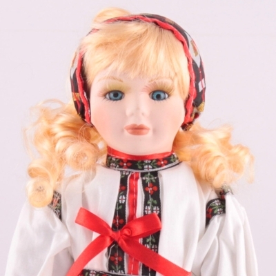 Porcelánová panenka Beky 40 cm v lidovém kroji - 2