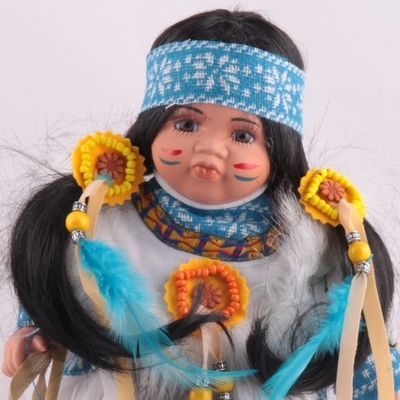 Porcelánová panenka Cashibo indián s bubnem 30 cm - 2
