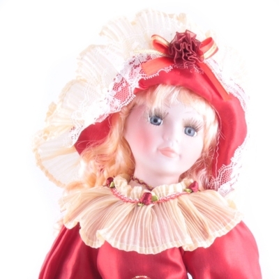 Porcelánová panenka v zámeckých šatech Markétka 40 cm červená - 2